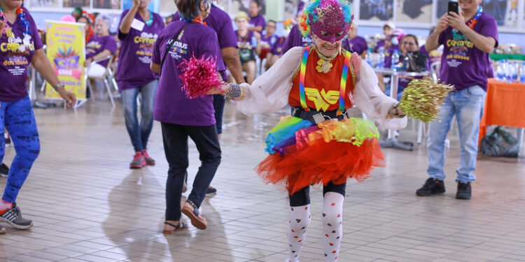 Carnaval de Manaus 2023: Idosos atendidos nos Cras se divertem em bloco de carnaval promovido pela Prefeitura de Manaus