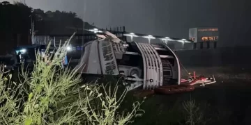 O Corpo de Bombeiros Militar do Amazonas resgata quarenta e duas pessoas na noite desta sexta-feira em naufrágio