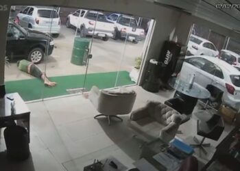 Homem é encontrado morto na porta de concessionária