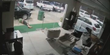 Homem é encontrado morto na porta de concessionária