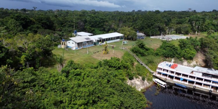 Prefeitura de Manaus entrega geradores para escolas municipais à margem do rio Negro