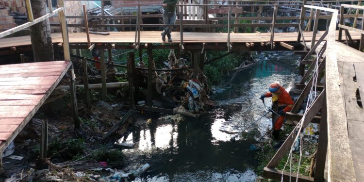 Prefeitura de Manaus realiza serviços de limpeza de igarapé no bairro da Paz