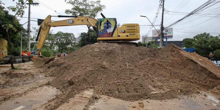 Prefeitura de Manaus aproveita fluxo menor de clientes e acelera obras na feira do São Francisco e no mercado Carneiro da Mota