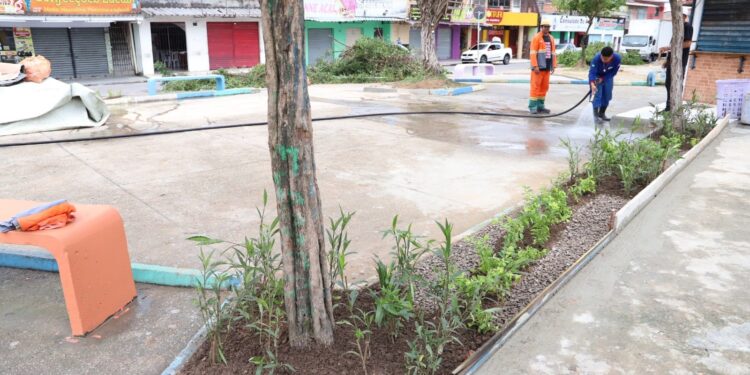 Prefeitura de Manaus realiza limpeza na praça Rosa Dourado no São José 3