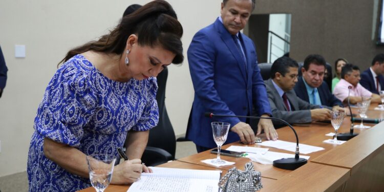 Médica Socorro Sampaio toma posse como diretora-presidente do Hemoam