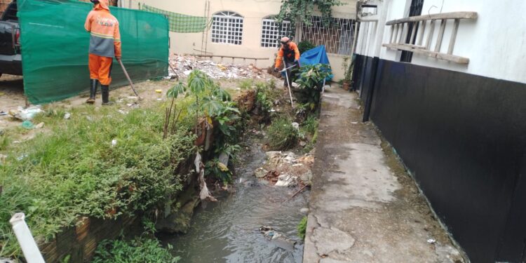 Prefeitura de Manaus reforça serviço de limpeza nos igarapés da cidade