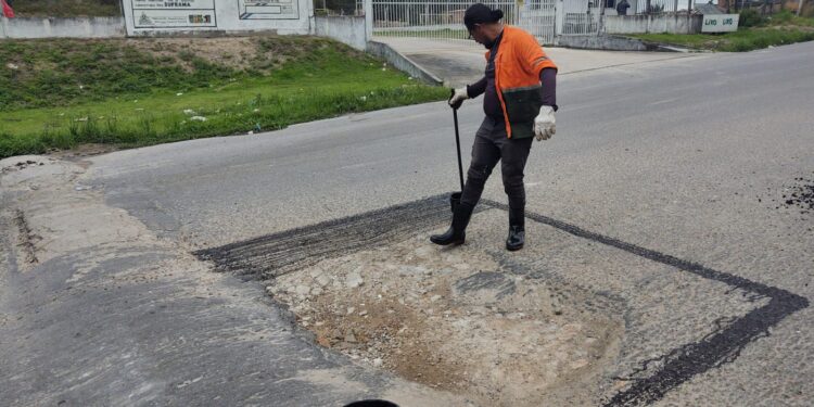Prefeitura de Manaus intensifica recuperação asfáltica no bairro Grande Vitória