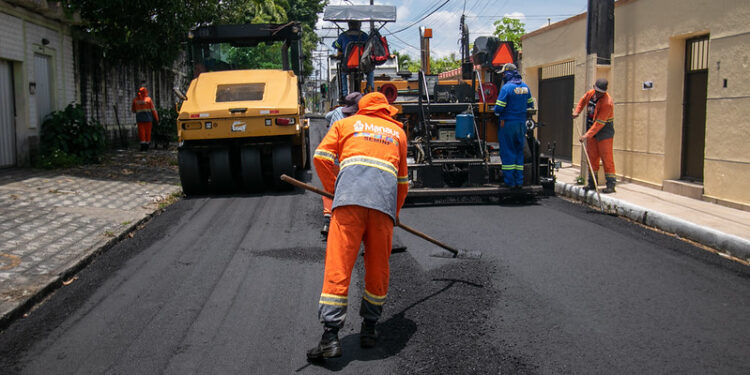 Prefeitura leva ‘Asfalta Manaus’ ao Parque 10 de Novembro e recupera ruas esquecidas por 30 anos