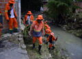 Igarapé do bairro Novo Reino na zona Leste recebe serviço de limpeza da prefeitura