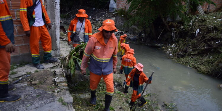 Igarapé do bairro Novo Reino na zona Leste recebe serviço de limpeza da prefeitura