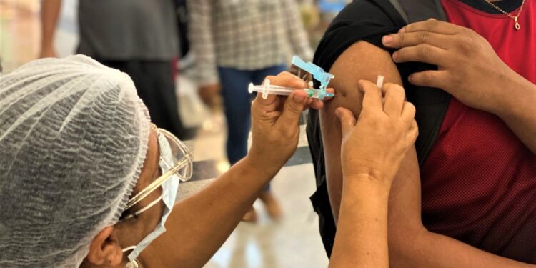 Saúde do Amazonas amplia público-alvo da vacina bivalente contra a Covid-19 a partir desta terça-feira (21/03)