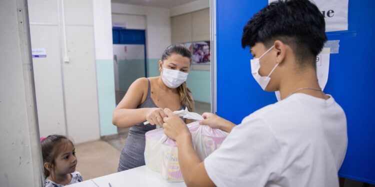 Beneficiários com iniciais L, M e N devem buscar o ‘Leite do Meu Filho’ nesta quarta e quinta-feira