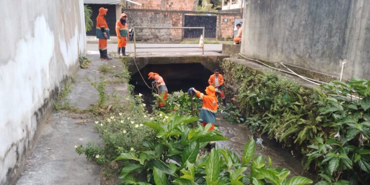Prefeitura intensifica limpeza de igarapés neste período chuvoso