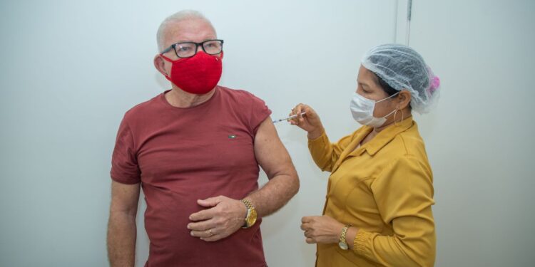 Prefeitura libera vacina bivalente contra a Covid-19 para trabalhadores da saúde e pessoas com deficiência permanente