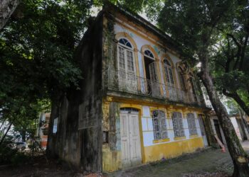 Prefeitura de Manaus avança na reforma do Casarão Thiago de Mello, que será grande presente a poeta que faria 97 anos este mês
