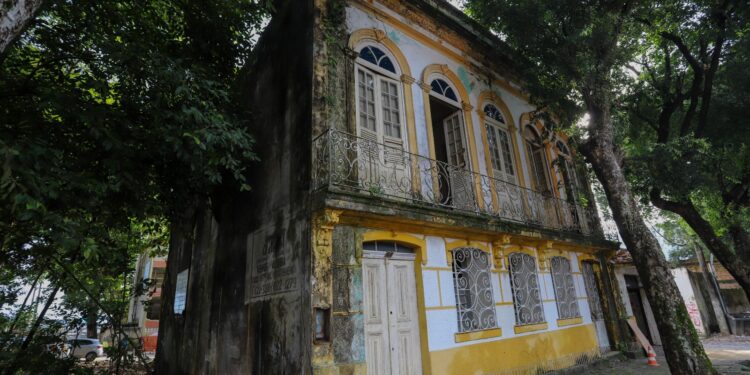 Prefeitura de Manaus avança na reforma do Casarão Thiago de Mello, que será grande presente a poeta que faria 97 anos este mês