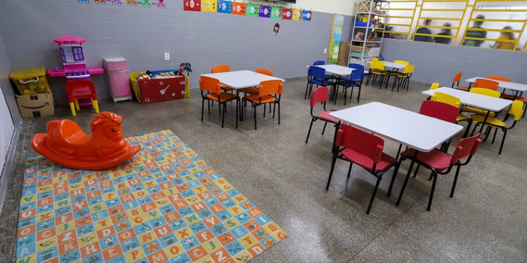 Prefeitura de Manaus reinaugura escola na zona Norte há 10 anos sem reforma