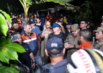 Prefeito David Almeida acompanha resgate de vítimas de deslizamento e ativa Comitê de Gestão de Crise