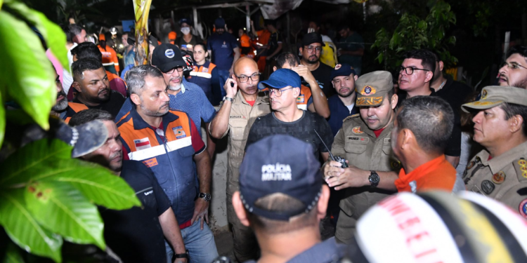 Prefeito David Almeida acompanha resgate de vítimas de deslizamento e ativa Comitê de Gestão de Crise