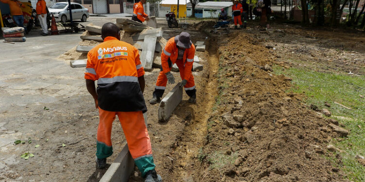 Prefeitura de Manaus recapeia via do conjunto Mundo Novo há 25 anos sem receber infraestrutura