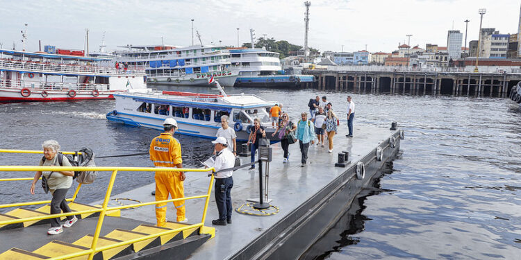 Prefeitura realiza receptivo de navio com mais de 300 turistas