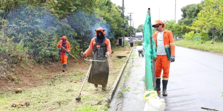 Avenidas de Manaus recebem serviço de limpeza da prefeitura