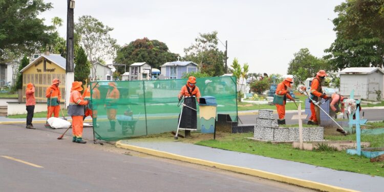 Prefeitura de Manaus intensifica serviços de limpeza em cemitérios da cidade