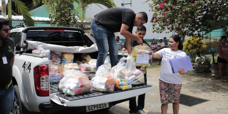 UGPE entrega cestas básicas para moradores da comunidade da Sharp