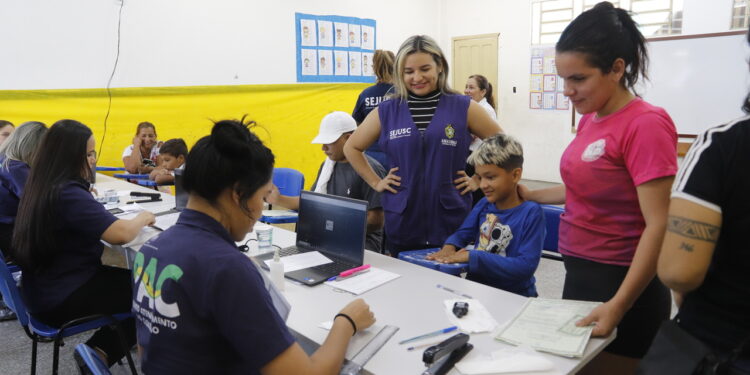 Governo do Amazonas atende mais de 200 famílias em ação de cidadania na comunidade da Sharp 