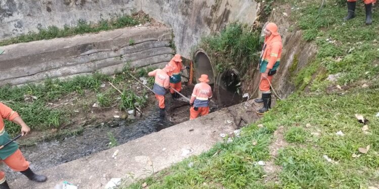Igarapé do Franco recebe serviço de limpeza da prefeitura