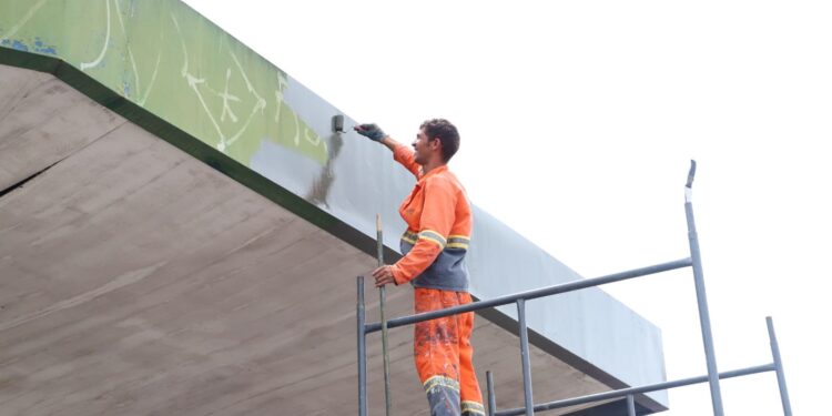 Prefeitura de Manaus realiza ação de limpeza em praça de alimentação da zona Norte