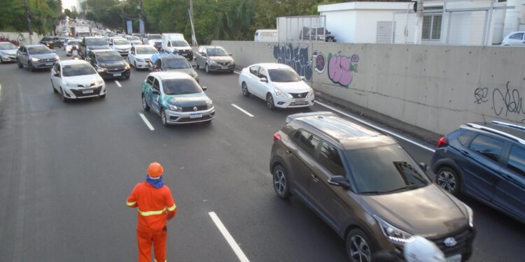 Prefeitura implanta sinalização viária na alça inferior do complexo viário Antônio de Andrade Simões na avenida Umberto Calderado 