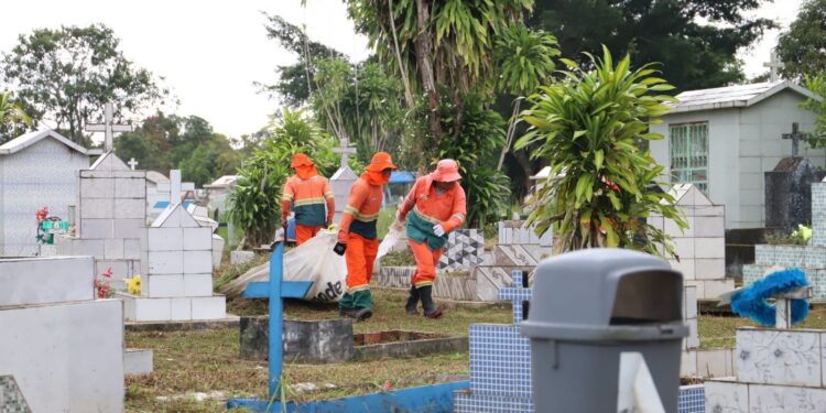 Prefeitura de Manaus reforça serviços de limpeza nos cemitérios