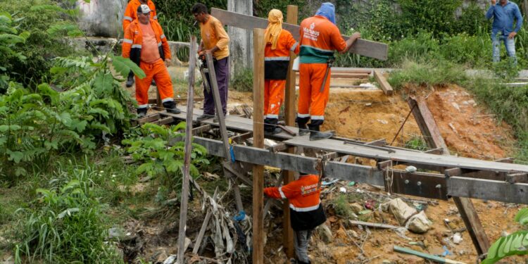 Prefeitura de Manaus constrói ponte e moradores retomam acesso no bairro Cidade Nova