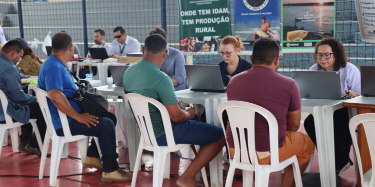 Governo do Amazonas realiza ação de regularização de pescadores profissionais em Iranduba