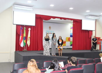 Novos estagiários para a Educação Especial da participam de reunião de acolhimento na Semed