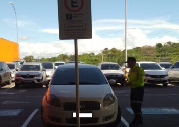 Fiscalização da prefeitura autua mais de 40 motoristas por uso irregular de ‘vagas especiais’