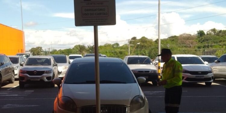 Fiscalização da prefeitura autua mais de 40 motoristas por uso irregular de ‘vagas especiais’