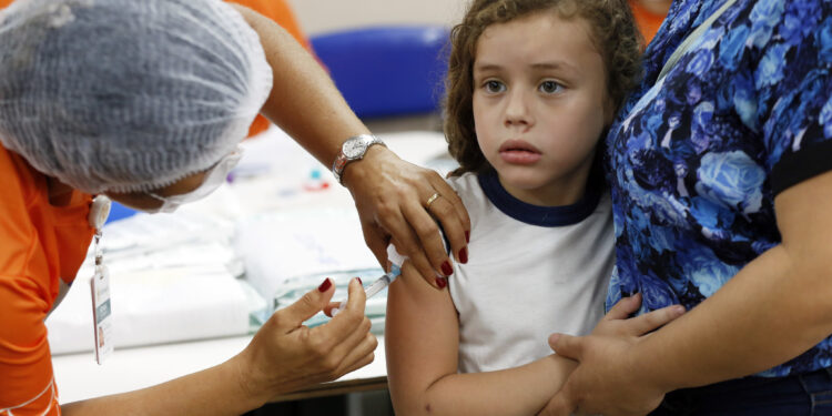 Imunização: Amazonas apresenta baixas coberturas vacinais e população é convocada a atualizar caderneta vacinal