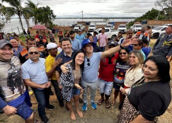 Prefeito visita comunidade Vila Nova no bairro Mauzinho para dar início às obras de pavimentação nas vias em solo natural