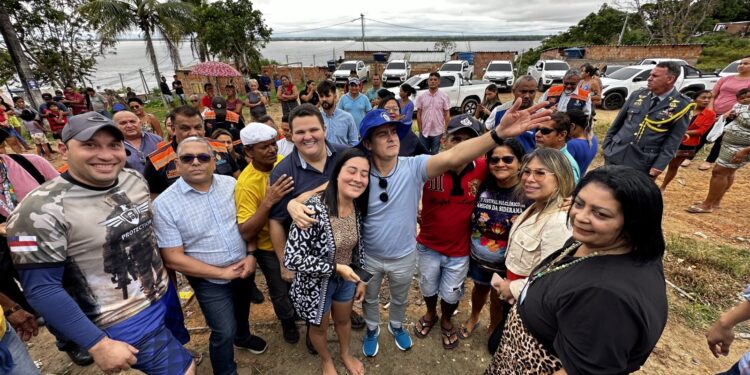 Prefeito visita comunidade Vila Nova no bairro Mauzinho para dar início às obras de pavimentação nas vias em solo natural