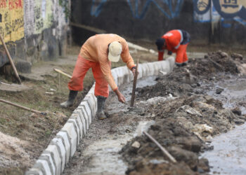 Prefeitura trabalha na implantação de 120 metros de meio-fio e sarjeta no Alvorada