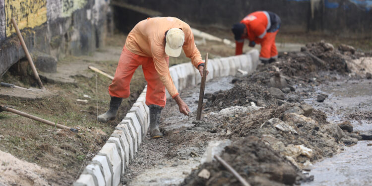 Prefeitura trabalha na implantação de 120 metros de meio-fio e sarjeta no Alvorada