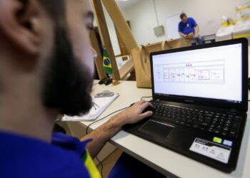 Um a cada dez jovens cursa ensino técnico no Brasil; número abaixo da média dos países da OCDE