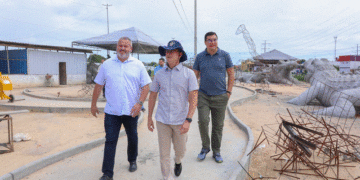 Prefeito fiscaliza serviços de concretagem na etapa cênica do parque Amazonino Mendes