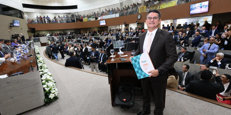 Prefeito David Almeida abre trabalhos legislativos na CMM e afirma que 2024 será ano de entregas em ritmo acelerado