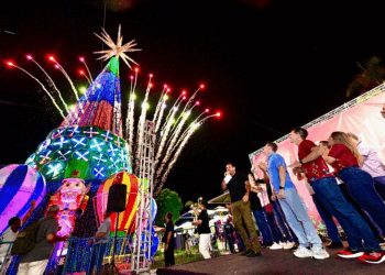 Prefeito David Almeida entrega Árvore de Natal de 30 metros de altura com hologramas e bolhas de sabão instagramáveis em seu adorno