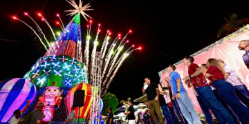 Prefeito David Almeida entrega Árvore de Natal de 30 metros de altura com hologramas e bolhas de sabão instagramáveis em seu adorno
