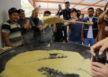 Prefeito David Almeida entrega casa de farinha no Ramal do Brasileirinho e beneficia 150 famílias
