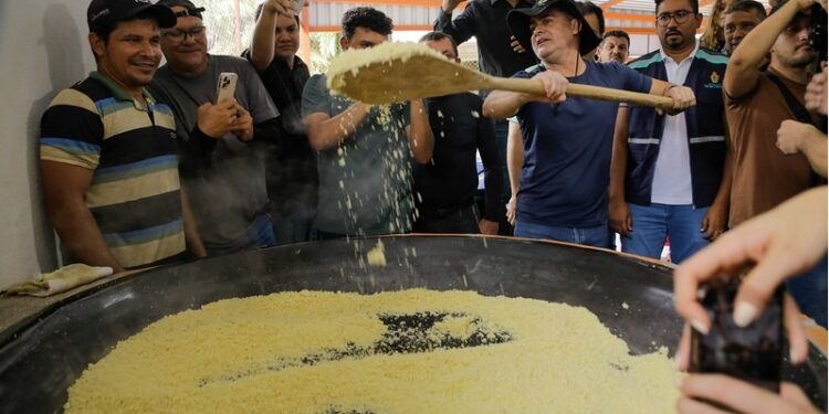 Prefeito David Almeida entrega casa de farinha no Ramal do Brasileirinho e beneficia 150 famílias